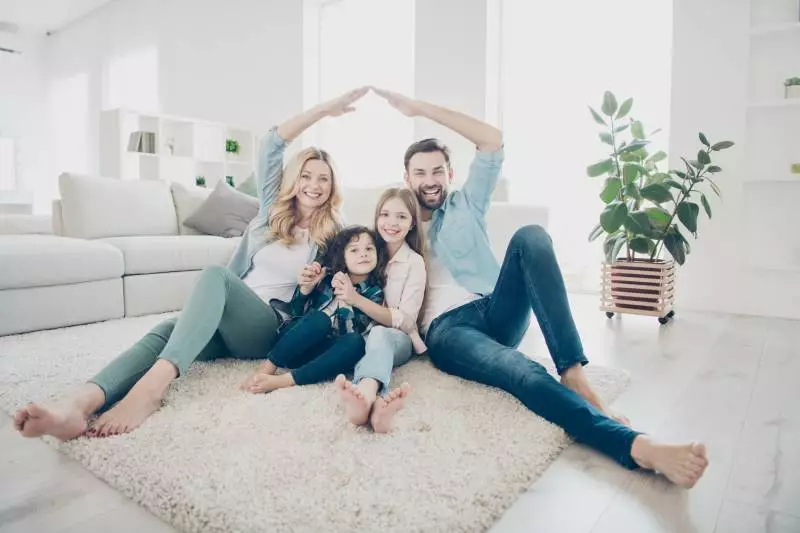 familia feliz por su hipoteca 100% más gastos 